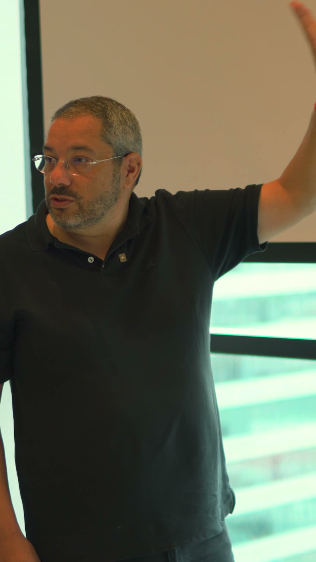 Manuel Zúñiga presentando